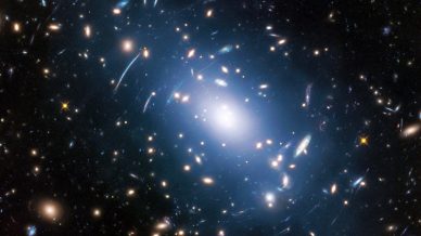Imagem obtida com o Telescópio Espacial Hubble do enxame de galáxias Abell S1063